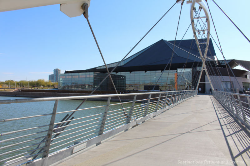 Suspension pedestrian bridge across Tempe Town Lake with Tempe Centre for the Arts at the end of it